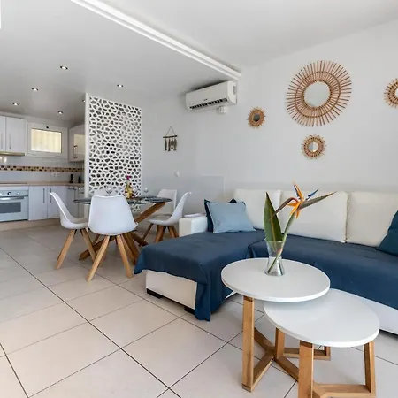 Holiday home Sea Front House Macarena D